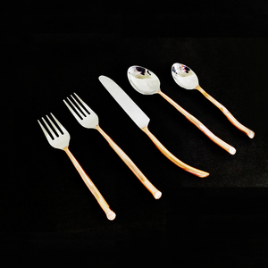 Juego de cubiertos de acero inoxidable con asas de oro rosa de 5 piezas - Product Image 1