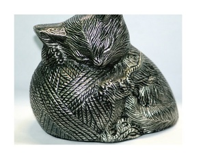 Chaton avec boule de laine antique chat dormant urne en aluminium pour cendres - Product Image 2