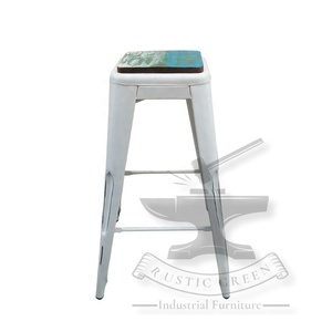 Tabouret de bar industriel vintage en bois récupéré et fer pour la salle à manger, le salon et l'école. - Product Image 4