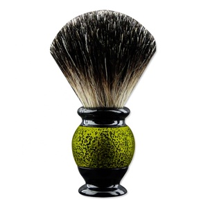 Blaireau de rasage noir avec poignée en métal peint texturé Outil de rasage de qualité supérieure - Product Image 3