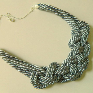   ศิลปะแห่งสร้อยคอเชือกเงินทำมือ สีเทา สร้อยคอแบบ Sailor Knot - Product Image 1