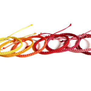 Pulsera de Surf Moderna, Pulsera de Macramé, Pulsera Roja de Verano - Product Image 1