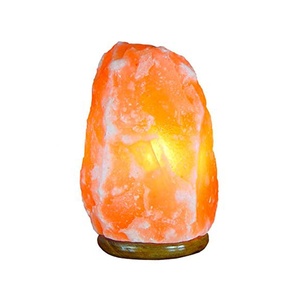 Petite lampe au sel de roche en cristal de l'Himalaya fabriquée à la main par Sian Enterprises avec base en bois Technique sculptée de style Feng Shui - Product Image 2