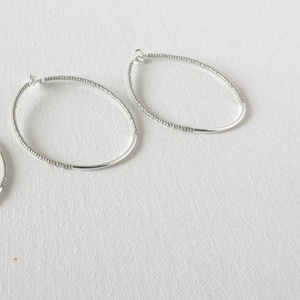 Bracelet en argent massif, bracelet barre, bracelet délicat, bracelet perlé, créations artisanales - Product Image 1