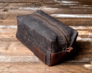 กระเป๋าเครื่องสำอางสำหรับเดินทาง กระเป๋าใส่อุปกรณ์โกนหนวดผู้ชาย รุ่น TRM-0024 ทำด้วยมือ คุณภาพสูง ผ้าแคนวาส หนัง  แบบสั่งทำพิเศษ สะดวก พกพาสะดวก มีซิป - Product Image 1