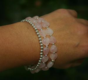 Bracelet en perles en forme de cœur en quartz rose, créations faites à la main - Product Image 1