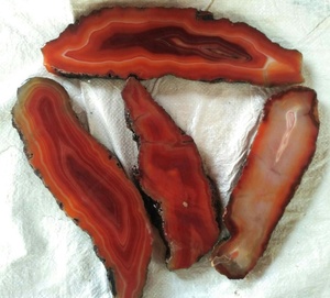 แผ่นหินโมราสีแดงขัดเงาทำด้วยมือแผ่นหินโมราย้อมสีสไตล์ฮวงจุ้ยและรูปแบบมาสคอต - Product Image 1