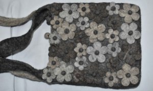 Monedero de fieltro de lana medio hecho a mano en Nepal para niñas último diseño de patrón de flores con cierre de cremallera - Product Image 3