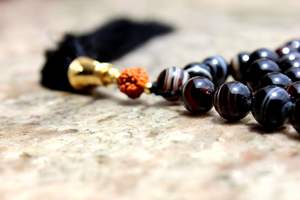 Collar de cuentas de ágata a rayas Rudraksha 108, joyería de piedras preciosas hecha a mano - Product Image 2