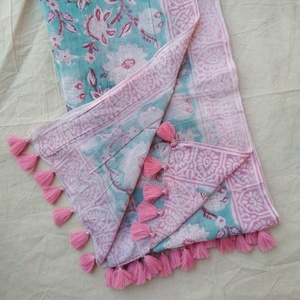 Écharpe en tissu imprimé à la main en coton de haute qualité avec ourlet à pompons, cache-cou d'été, dupatta, couvre-corps de plage, pareo - Product Image 1