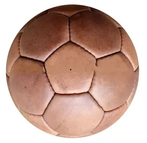 पुराने जमाने में अंग्रेजी प्रकार फुटबॉल सभी आकारों में उपलब्ध