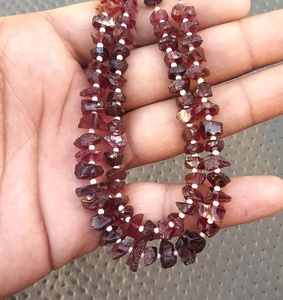 พลอยโกเมนธรรมชาติคุณภาพสูงรูปร่างไม่สม่ำเสมอไม่ผ่านการบำบัดการทำเครื่องประดับหยาบหินประจำเดือนมกราคม - Product Image 3