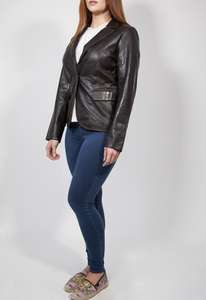 Chaqueta de cuero asimétrica con cremallera para mujer en Ajuste callejero moderno hecho con piel genuina para una moda de motociclista urbana elegante - Product Image 3