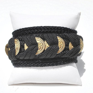 Cinturón de Metal Dorado con Cordón Negro Vintage Hecho a Mano con Decoración Ornamental - Product Image 1