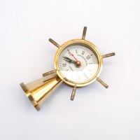Horloge de table sphérique analogique en laiton, faite à la main, imitation antique, style marin, avec cadran en forme de roue de bateau