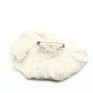 Broche faite à la main en feutrage de laine écologique Artisans du Népal épingles à fleurs feutrées à la main pour les occasions festives unisexe pour les enfants - Product Image 2