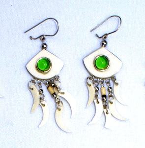 Vente en gros de boucles d'oreilles pendantes en os à la mode avec sculpture blanche sur la nature péruvienne bijoux artisanaux - Product Image 1
