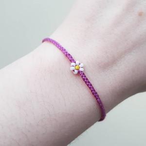 สร้อยข้อมือเดซี่แฮนด์เมดสุดมหัศจรรย์ สร้อยข้อมือมิตรภาพลายดอกไม้สีชมพูม่วง - Product Image 1