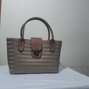 Bolsa de plástico con mango de cuero marrón, cierre tipo twist y lock de Vietnam - Product Image 3