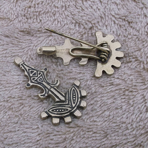 Boucle de ceinture réplique Ostrogothique en bronze/laiton et cuivre plaqué argent avec garniture noire - Product Image 1