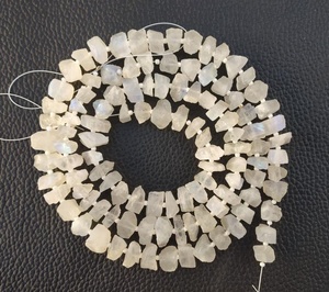Fabricación de joyas al por mayor Piedra en bruto de alta calidad piedra lunar blanca Natural forma desigual Centro perforado crudo - Product Image 4
