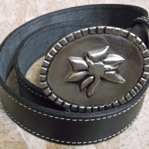 Ceinture Lederhosen en cuir de vache bavaroise avec boucle en cuivre amovible et TT-1845 logo fleur - Product Image 1