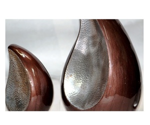 Urna de Aluminio en Forma de Lágrima con Diseño Martillado - Product Image 2