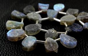 หินลาบราดอไรต์ธรรมชาติ,หินไฟสีฟ้าหยาบขัดด้านหลังรูปทรงลูกแพร์ตัดด้วยมือ1เส้น - Product Image 4