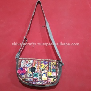 Bolsos bandolera de cuero de gamuza estilo tribal hechos a mano, bolsos de hombro, proveedor al por mayor de India - Product Image 3