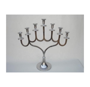Candelabro Decorativo de Aluminio Moderno de Lujo, Candelabro Moderno de 7 Brazos Hecho a Mano en India con Base de Aluminio - Product Image 1
