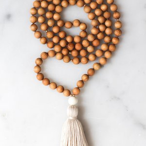Collar de Cedro Mala: El Arte Hecho a Mano - Product Image 1