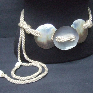Ceinture en corde de coquillages, créations artisanales - Product Image 1