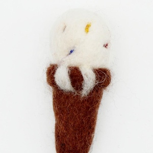 Vêtements éducatifs en laine feutrée pour enfants feutrés à la main par des Artisans népalais utilisant de la laine de nouvelle-zélande écologique sans Azo - Product Image 1