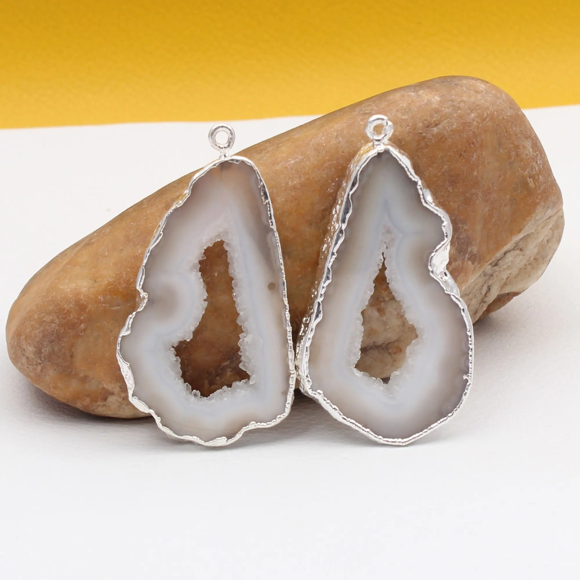 Boucles d'oreilles en cristal plaqué argent, bijoux à 1 boucle, géode blanche naturelle, druse, fabrication de bijoux de connexion