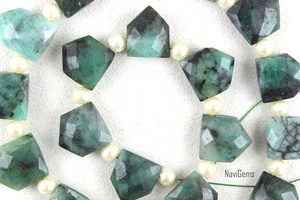 Bonne qualité 1 brin naturel vert émeraude pierre précieuse à facettes pentagone forme briolette perles faisant des bijoux en gros - Product Image 3