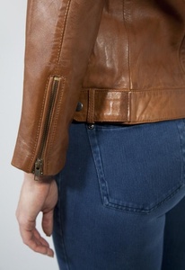 Veste en cuir de Cognac pour femmes élégantes de mode de motard Tressa vêtements d'extérieur en peau de mouton véritable et souple traitement fini - Product Image 6