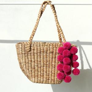 Bolsos de playa de paja de jacinto de agua hechos a mano, para mujer, con pompones - Product Image 3