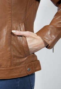 Veste en cuir de Cognac pour femmes élégantes de mode de motard Tressa vêtements d'extérieur en peau de mouton véritable et souple traitement fini - Product Image 3