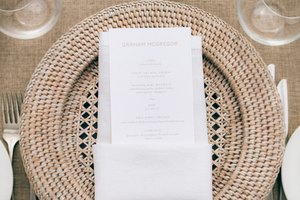 Assiette de présentation ronde en rotin d'inspiration Boho en jonc de mer naturel idéale pour les tables à manger, les mariages et les fêtes - Product Image 5