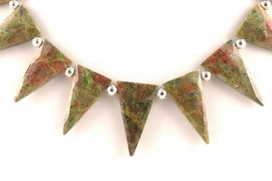 หินอัญมณี Unakite Jasper ธรรมชาติ,ลูกปัด Briolett ทรงสามเหลี่ยมเหลี่ยมเพชรพลอยสีเขียวคุณภาพสูงสุด - Product Image 2