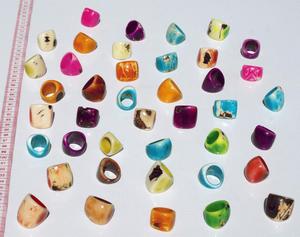 Anillos de Tagua Tallados en Color Nuez, Marfil Vegetal, Joyería Orgánica Hecha a Mano, Exportación al por Mayor de Ecuador - Product Image 2