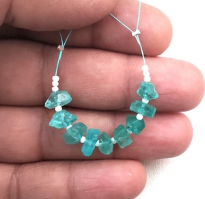 Magnifique 1 brin de pierres précieuses en Apatite naturelle de qualité supérieure, forme irrégulière, Center percé, brut, fabrication de bijoux faits à la main - Product Image 4