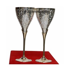 Nouveaux gobelets décoratifs faits à la main de taille moyenne, en verre de haute qualité, en lot de deux, avec un design classique gravé et créatif - Product Image 1