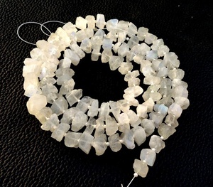 Fabricación de joyas al por mayor Piedra en bruto de alta calidad piedra lunar blanca Natural forma desigual Centro perforado crudo - Product Image 2