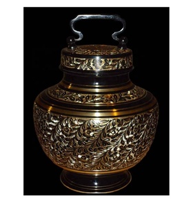 Vente directe d'usine à la main nouveau style urne funéraire en laiton couleur noire avec design gravé à la main fabricant en gros - Product Image 1