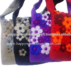 Monedero de fieltro de lana medio hecho a mano en Nepal para niñas último diseño de patrón de flores con cierre de cremallera - Product Image 1