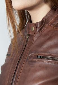 Chaqueta de piel de cordero genuina suave Tressa para mujer Diseño de motorista elegante Mezcla perfecta de moda para damas Choco - Product Image 5