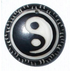 Pendentif Yin Yang fait main inspiré du taoïsme taoïsme avec art ethnique sud-américain et chinois en alliage de pierre Tagua Nut - Product Image 1