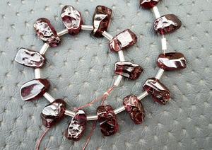 Pierre précieuse en grenat rouge naturel de forme inégale, poli, côté rugueux, bords de matière première percés, pierre de Type Multi naturel - Product Image 5