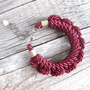 สร้อยข้อมือเชือกเบอร์กันดีทำด้วยมืออย่างสวยงาม - Product Image 1